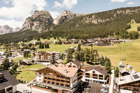 Property building, Nearby landmark, Day, Natural landscape, Bird's eye view, City view, Mountain view