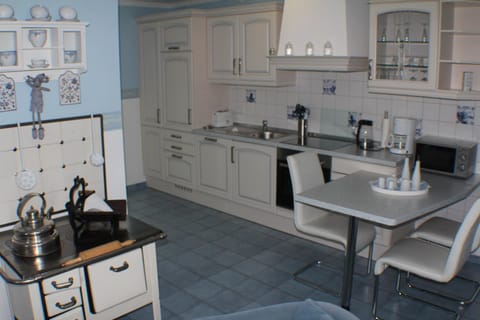 Kitchen or kitchenette, Decorative detail, Dining area