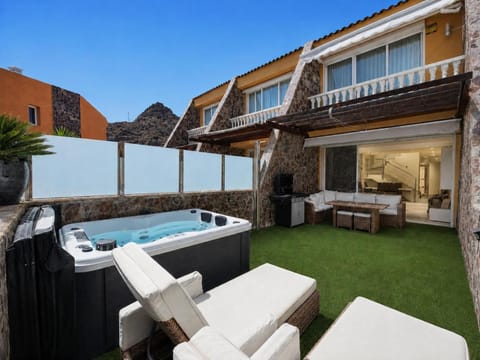 BBQ facilities, Hot Tub, Balcony/Terrace, sunbed