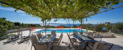 On-site shops, Balcony/Terrace, Swimming pool, sunbed