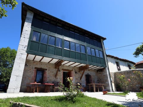 Property building, Facade/entrance, Day, Garden, Balcony/Terrace