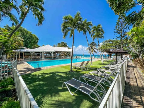 Swimming pool, sunbed