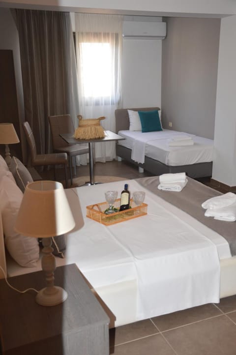 Bed, Living room, Photo of the whole room, Seating area, Dining area, Bedroom, towels