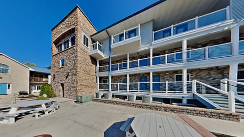 Put-in-Bay Waterfront Condo #211 House in South Bass Island