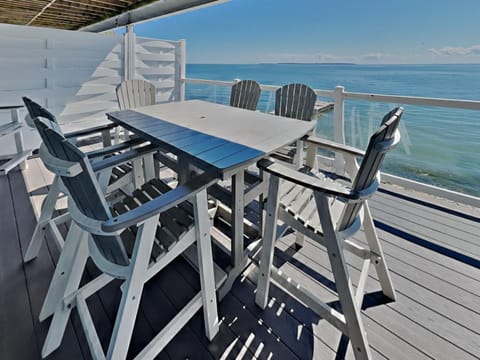 Put-in-Bay Waterfront Condo #202 House in South Bass Island