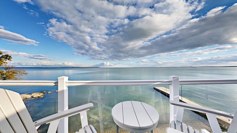 Put-in-Bay Waterfront Condo #209 House in South Bass Island
