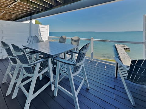 Put-in-Bay Waterfront Condo #206 House in South Bass Island