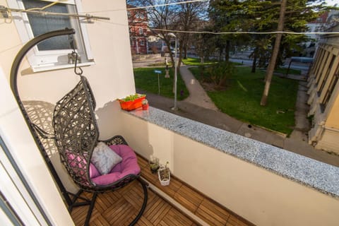 View (from property/room), Balcony/Terrace, Seating area, City view, Garden view, Street view, Quiet street view