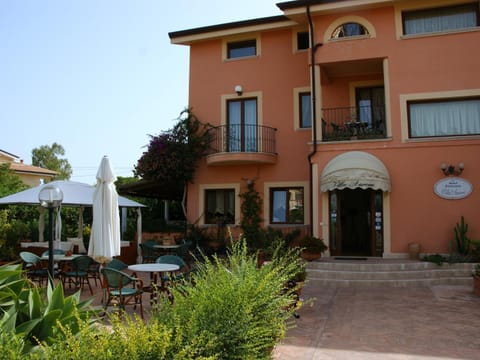 Patio, Facade/entrance, Day