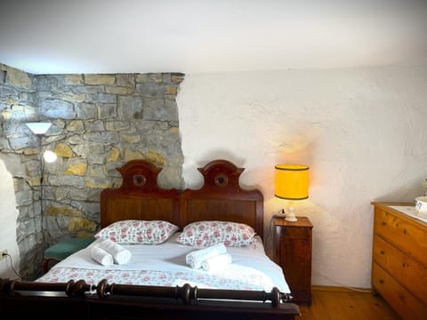 Bed, Photo of the whole room, Decorative detail, Bedroom, towels