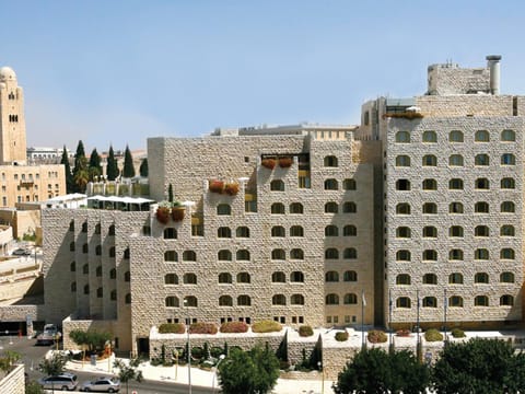 Facade/entrance, Area and facilities