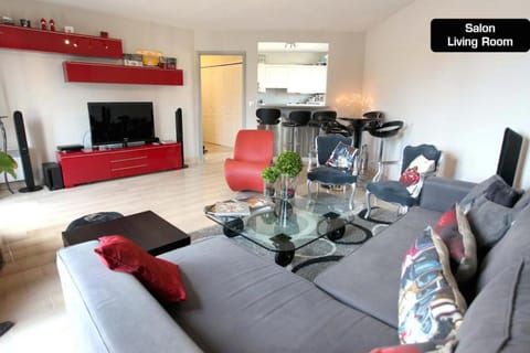 Bed, TV and multimedia, Living room, Dining area