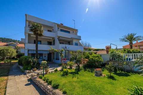 Patio, Facade/entrance