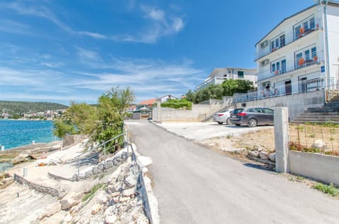 Property building, Facade/entrance, Beach, Sea view, Street view, Location, Parking