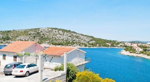 Property building, Facade/entrance, Day, Sea view, Location, Parking