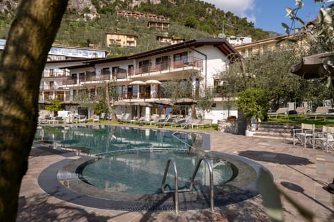 Property building, Swimming pool, sunbed