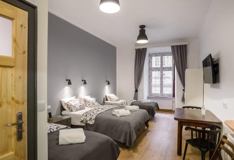 Bed, TV and multimedia, Seating area, Bedroom, towels