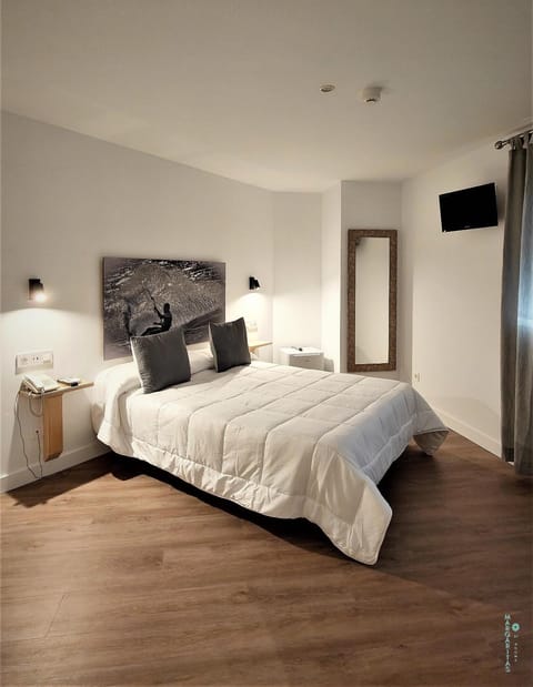 Bed, TV and multimedia, Photo of the whole room, Bedroom