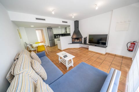Communal lounge/ TV room, TV and multimedia, Living room, fireplace, air conditioner