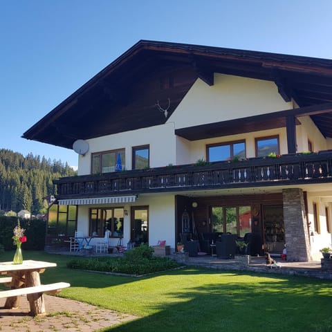Property building, Day, Garden, Balcony/Terrace