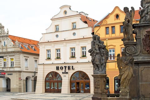 Facade/entrance