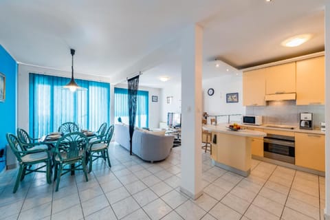 Kitchen or kitchenette, Living room, Seating area, Dining area