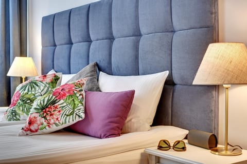 Photo of the whole room, Decorative detail