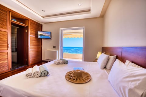 Bed, TV and multimedia, Photo of the whole room, Bedroom, Sea view