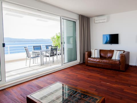 Living room, Sea view