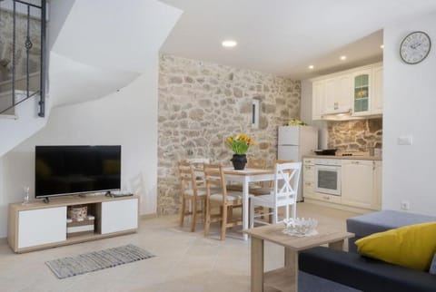 TV and multimedia, Kitchen or kitchenette, Living room, Seating area, Dining area