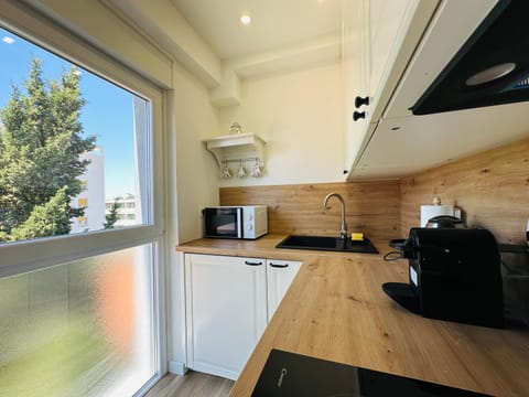 Coffee/tea facilities, Kitchen or kitchenette, oven, stove