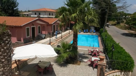 Day, Pool view