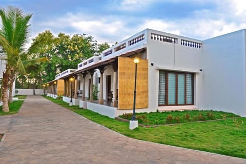 Property building, Facade/entrance, Day, Garden, Garden view
