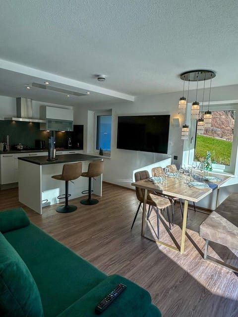 TV and multimedia, Kitchen or kitchenette, Living room, Seating area, Dining area