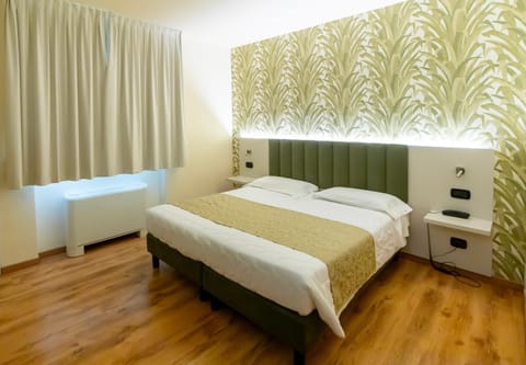 Bed, Photo of the whole room, Bedroom, group of guests, Certificate/Award, air conditioner