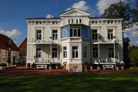 Property building, Facade/entrance, Garden