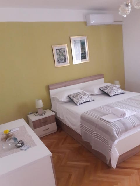 Bed, Balcony/Terrace, Bedroom, towels, air conditioner