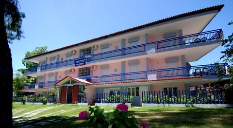 Nearby landmark, Facade/entrance, Day, Garden