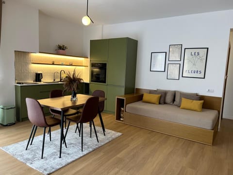 Kitchen or kitchenette, Seating area, Dining area
