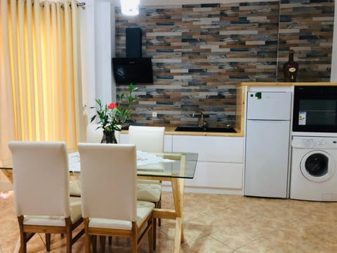 Kitchen or kitchenette, Living room, Seating area, Dining area, oven, washing machine