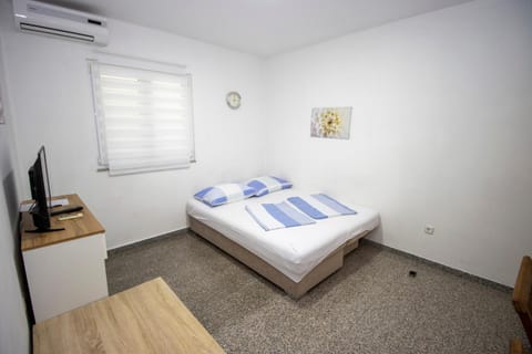 Bed, Photo of the whole room, air conditioner