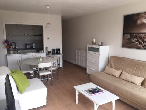 Day, Summer, Living room, Seating area, Dining area, Bedroom, On site