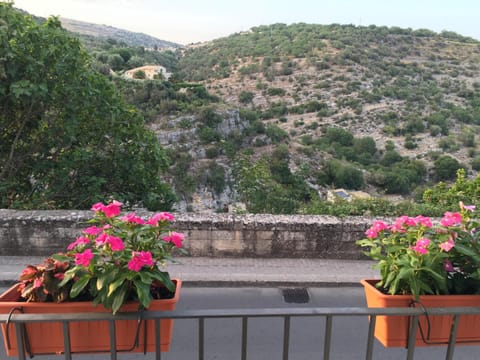 Balcony/Terrace, Bedroom, Mountain view
