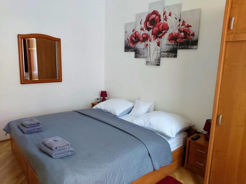 Bed, Photo of the whole room, Bedroom, towels