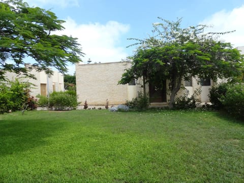 Property building, Facade/entrance, Garden