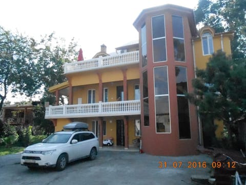 Shower, Toilet, Garden, Balcony/Terrace