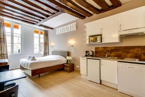 Bed, Kitchen or kitchenette, Photo of the whole room, stove