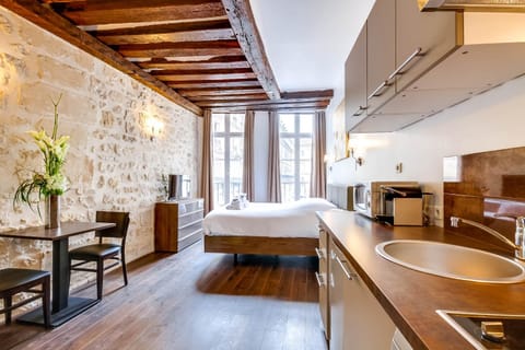 Bed, Kitchen or kitchenette, Photo of the whole room, Seating area, Dining area