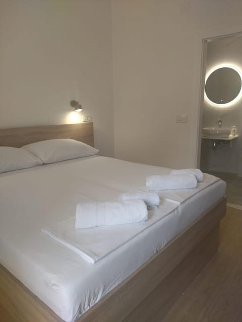Bed, Bedroom, towels