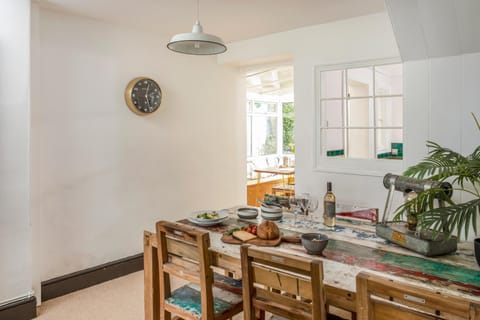 Seating area, Dining area